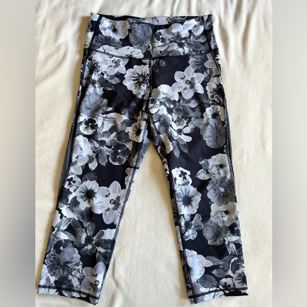 Old Navy go dry black and white floral patterned mesh side crop leggings. Size L